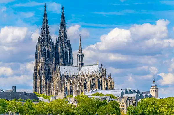 Kölner Dom Der wunderschöne Kölner Dom an einem sommerlich-bewölkten Tag
