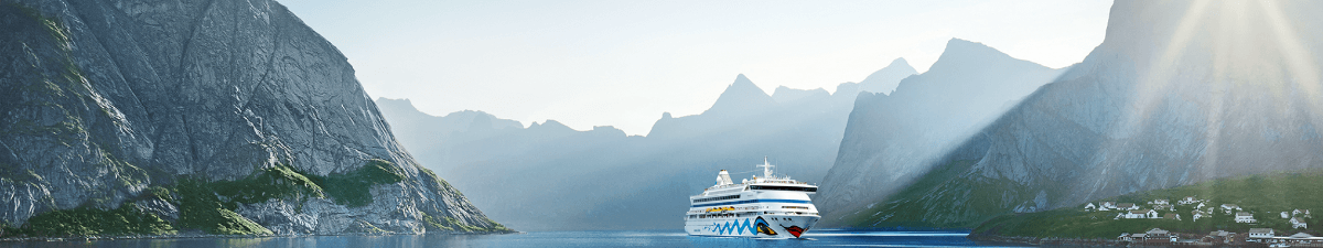 AIDA Schiff in den Fjorden Norwegens. Auch die Schönheit Nordeuropas lässt sich zum preisbewussten AIDA VARIO Tarif erkunden