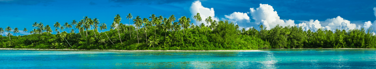 Tropischer Sandstrand mit Palmen und weißem Sand auf Rarotonga, Cookinseln