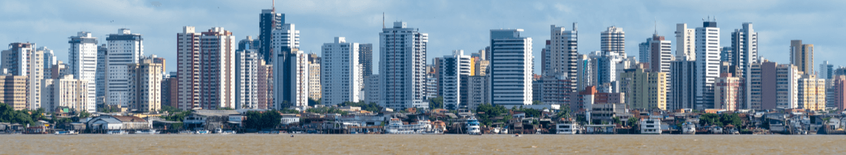 Skyline von Belém mit modernen Hochhäusern am Flussufer