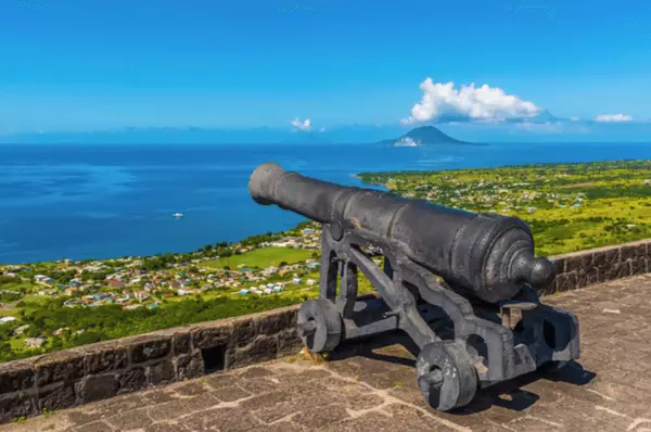 Alte Kanone auf dem Festungswall der Zitadelle von St. Kitts. Von hier aus bietet sich Besuchern eine wundervolle Aussicht auf das Meer und die Nachbarinseln.