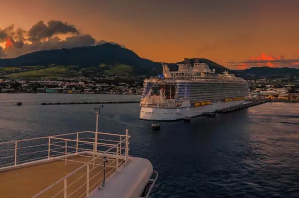 Ein Kreuzfahrtschiff liegt direkt vor Basseterre, der Hauptstadt von St. Kitts und Nevis, vor Anker.