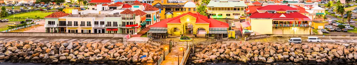 Bunte Häuser am Meeresufer in Basseterre, der Hauptstadt von St. Kitts und Nevis, Karibik.
