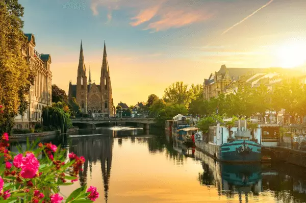 Das schöne Rheinufer in Straßburg