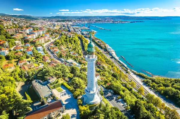 Faro della Vittoria Leuchtturm in Triest mit Blick auf die Adria-Küste.