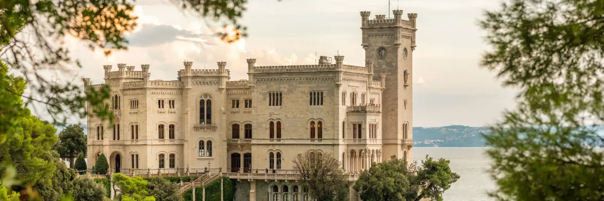 Blick auf Schloss Miramare an der Küste von Triest während einer Kreuzfahrt.