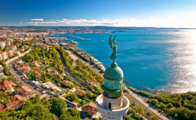Panoramablick über die Küste von Triest und die Adria bei einem Landausflug während einer Kreuzfahrt in Italien.