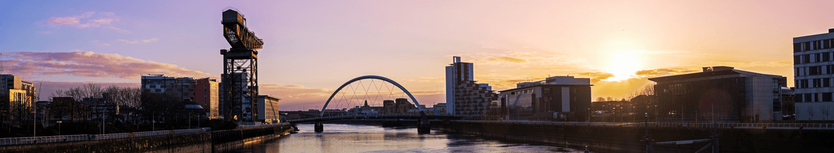 Der Ausblick auf den Hafen von Glasgow umrahmt von der Fassade der modernen Altstadt