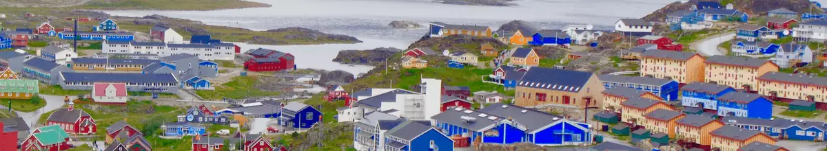 Blick von der Bergspitze auf die bunten Holzhäuser von Qaqortoq, Grönland