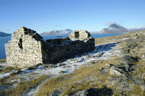 Kirchruinen von Hvalsey mit blauem Meer im Hintergrund