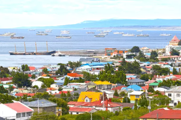 Panoramablick über Punta Arenas mit Schiffswrack Conty of Peebles und Schiffsmuseum im Hintergrund, dazu viele Häuser und beeindruckende Bergkette am Horizont