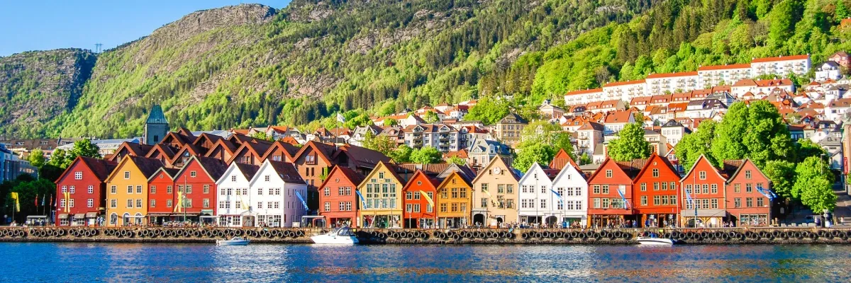 Nordeuropa-Kreuzfahrten im AIDA All Inclusive Angebot Die bunten Häuser an der Waterfront von Bergen, Norwegen.