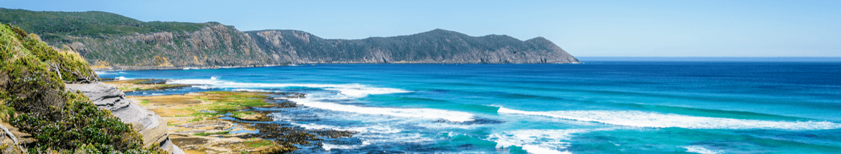 Blick auf den felsigen Sandstrand mit tiefblauem Meer im Rocky Cape National Park, Tasmanien, Australien