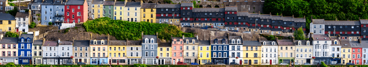 Hafenstadt Cobh mit bunten Häusern am Hang in der Grafschaft Cork, Irland