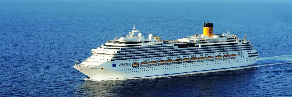 Mit Costa Fascinosa ins Mittelmeer & die Ostsee Seitenansicht von Costa Fascinosa auf dem Meer.