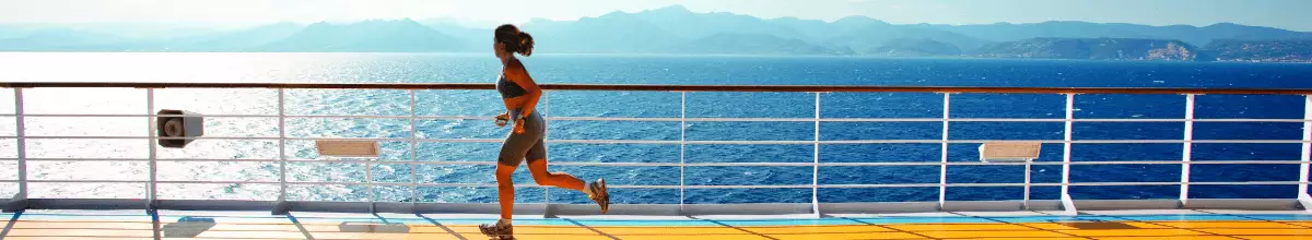Jogging mit Meerblick auf Costa Pacifica Eine Frau läuft die Joggingstrecke auf dem Außendeck von Costa Pacifica entlang und genießt dabei die wunderschöne Aussicht auf das Meer.