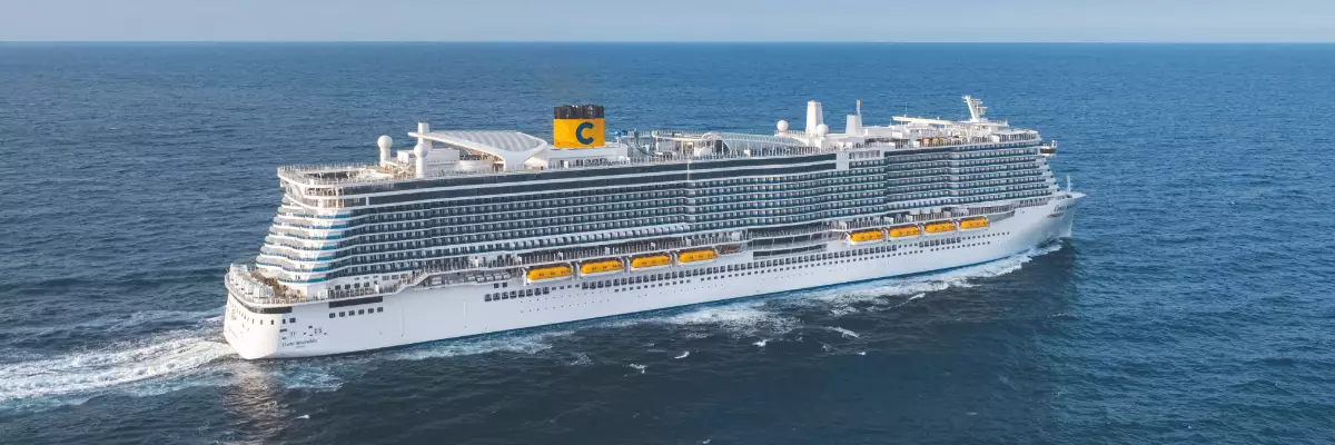 Mediterraner Herbst mit Costa Smeralda Seitenansicht von Costa Smeralda auf dem Meer.