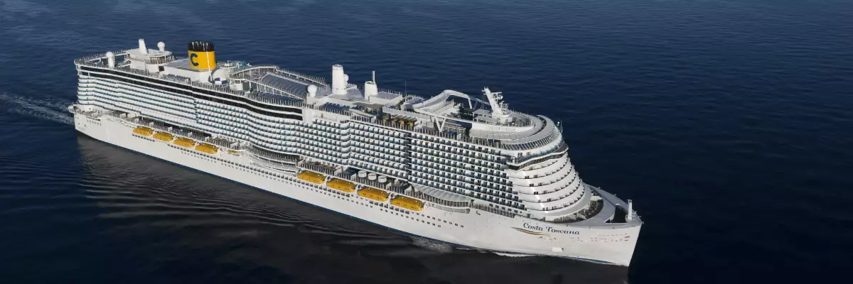 Mittelmeer mit Costa Toscana Costa Toscana unterwegs auf dem Meer, Seitenansicht.