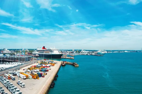Am Krreuzfahrthafen von Southampton halten mehrerer Kreruzfahrtschiffe. Derr Hafen ist einer der größten Europas.