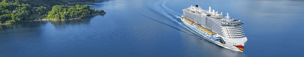 Kreuzfahrtschiff AIDAcosma in den Fjorden