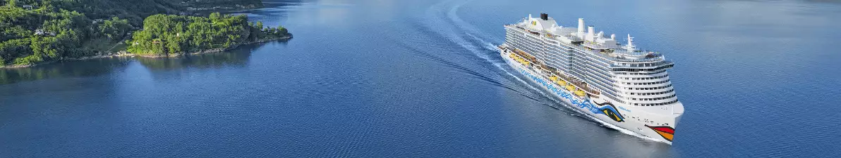 Kreuzfahrtschiff AIDAcosma in den Fjorden