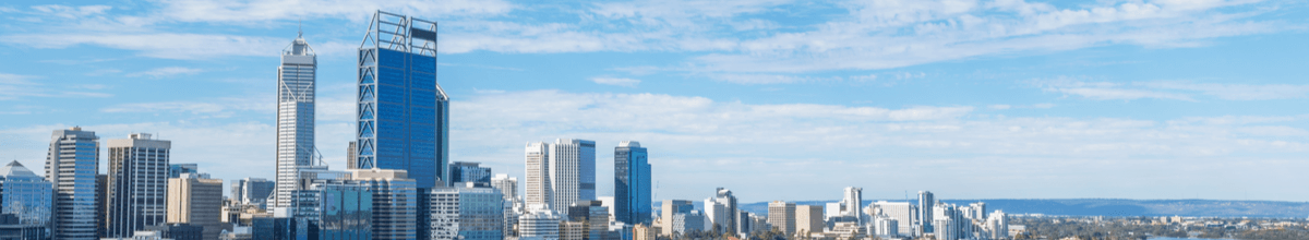 Skyline von Perth mit dem zentralen Geschäftsviertel der Stadt am Mittag mit leicht wolkigem Himmel und markanten Wolkenkratzern
