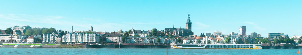 Der Ausblick auf den Hafen von Nijmegen umrahmt von der Fassade der historischen Altstadt