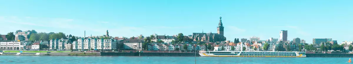 Der Ausblick auf den Hafen von Nijmegen umrahmt von der Fassade der historischen Altstadt