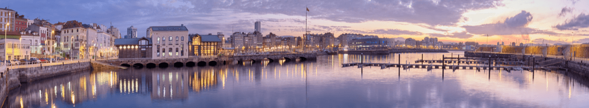Panoramaansicht des Hafens von Gijón im Sonnenaufgang