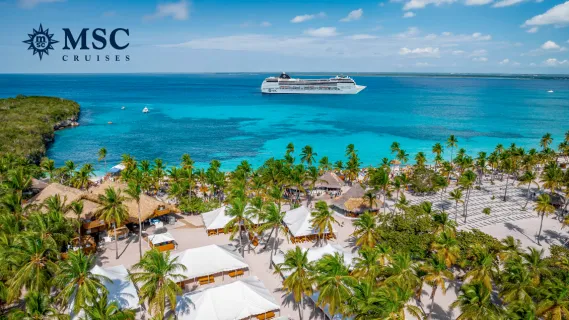 Ein MSC Schiff vor der Catalina Island: Es bringt seine Gäste zum Catalina Sugar Beach von MSC Cruises.