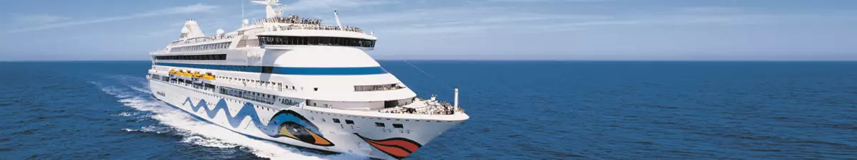 AIDAvita fährt über das Meer