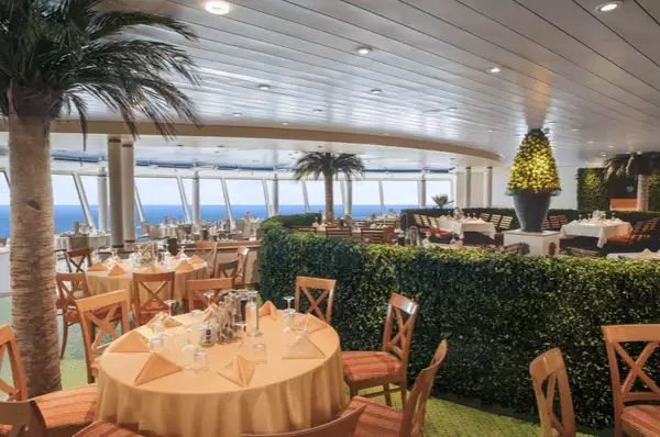 Buffetrestaurant mit begrünter Wand und Palmen auf AIDAvita