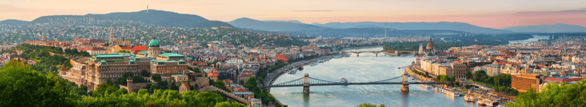 Das Donauufer in Budapest. Die beiden Brücken spannen sich über die Donau und das Budapester Parlament steht imposant am Ufer.