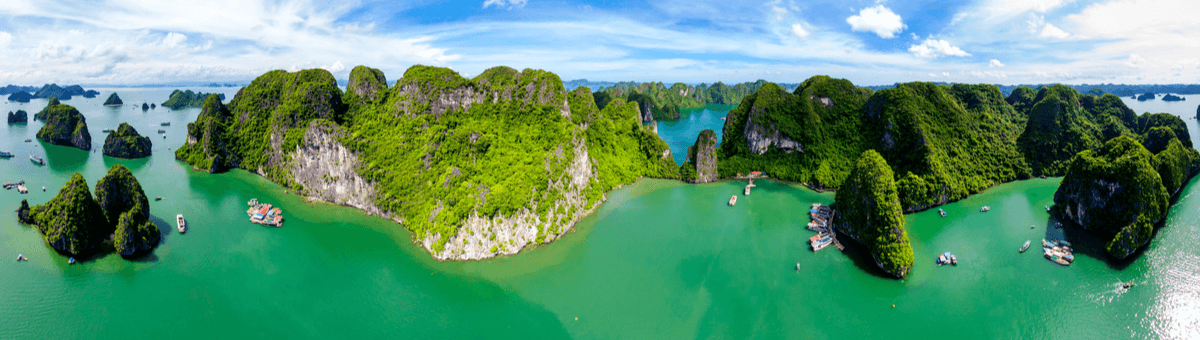 Luftblick auf die Halong-Bucht mit türkisem Wasser und kleinen unbewohnten Inseln