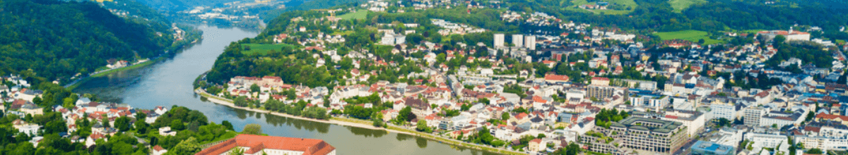 Schlangenartig zieht sich die Donau durch Linz
