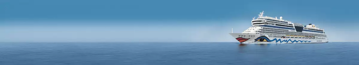 Seitenansicht von AIDAmar auf dem Meer