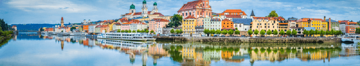 Das schöne Donauufer im Passau las Panoramaaufnahme bei schönstem Wetter.