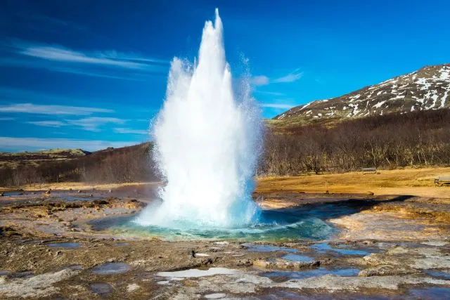 Geysir auf Island bei klarem Himmel.