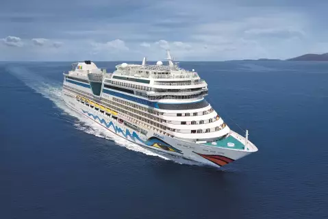 Die mediterrane AIDAsol auf See.