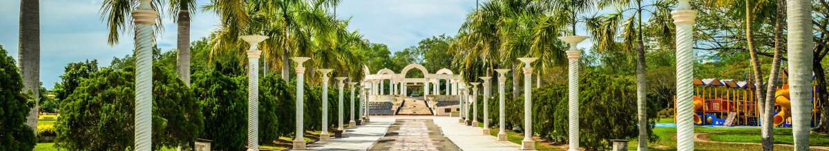 Park mit Palmen und gepflastertem Weg in Bandar Seri Begawan, Brunei