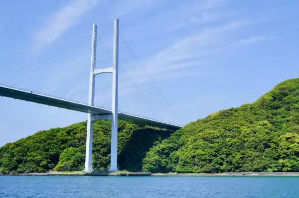 Graziöse graue Megami Ohashi-Brücke mit großen Stahlträgern