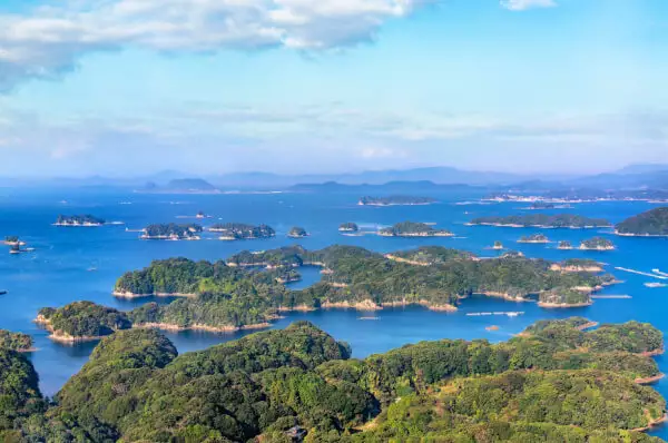 Saikai-Nationalpark auf der Kyushu-Insel mit vielen bewaldeten Inseln auf dem blauen Meer