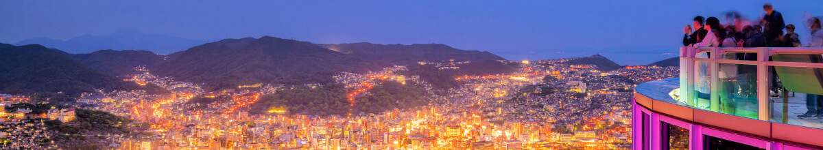 Schöne Panoramasicht auf die Skyline von Nagasaki bei Nacht mit tausenden Lichtern vom Monte Inasa