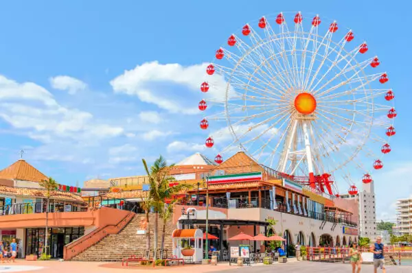 American Village mit riesigem rot-weißen Riesenrad