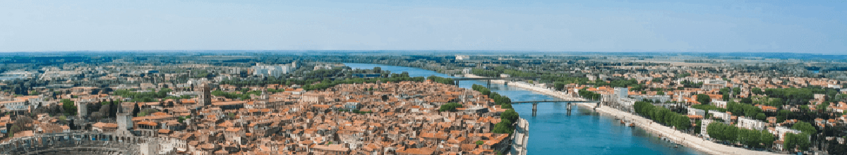 Die schöne Skyline von Arles