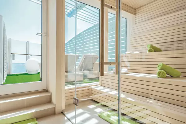 Sauna im Body & Soul Organic Spa Schwitzen mit Meerblick auf AIDAprima