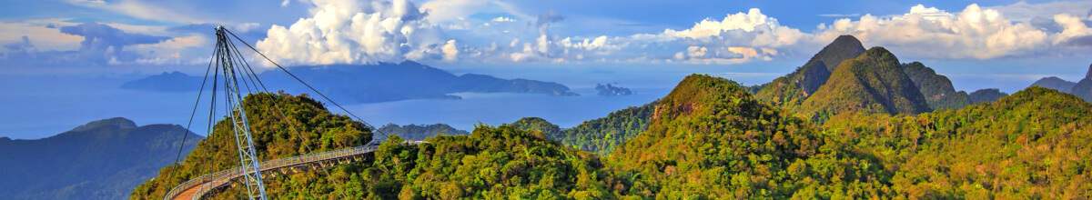 Panoramablick über Langkawi mit Sky-Bridge und tropischen Regenwald