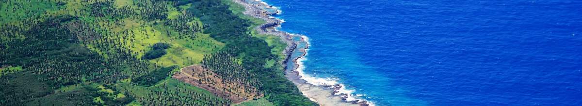 Luftaufnahme der grünen Küstenlinie der Insel Tongatapu in Tonga mit tiefblauem Meer