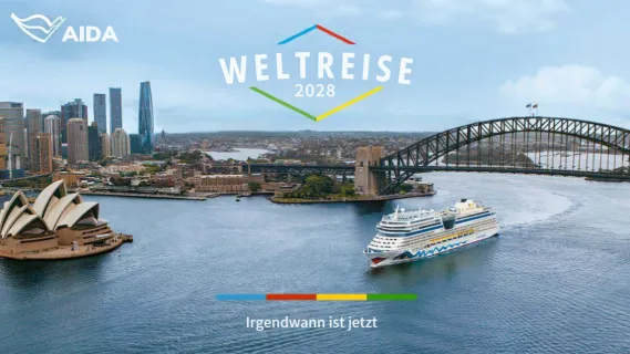 AIDAmar im Hafen von Sydney mit Opernhaus und Harbour Bridge. Darüber Aufschrift Welteise 2028 und das AIDA Logo in Weiß. Unten Schriftzug irgendwann ist jetzt.