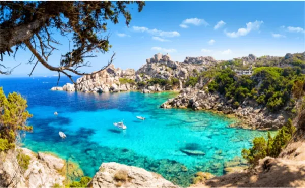 Kreuzfahrten nach Olbia Ein Strand auf Olbia beeindruckt mit kristallklarem, türkisfarbenem Wasser.